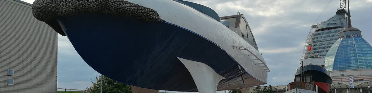 Photo "Bremenhaven" by Aleksandr Zykov (Creative Commons Attribution-Share Alike 2.0) / Cropped from original