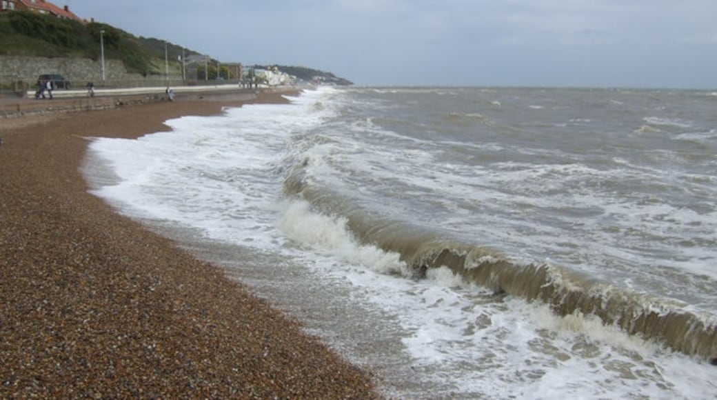 Photo "Sandgate Beach" by Jonathan Billinger (CC BY-SA) / Cropped from original