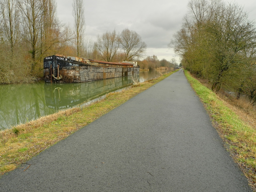 This file was uploaded with Commonist. L'EuroVelo 6 à Étupes, avec une péniche à proximité (HDR).