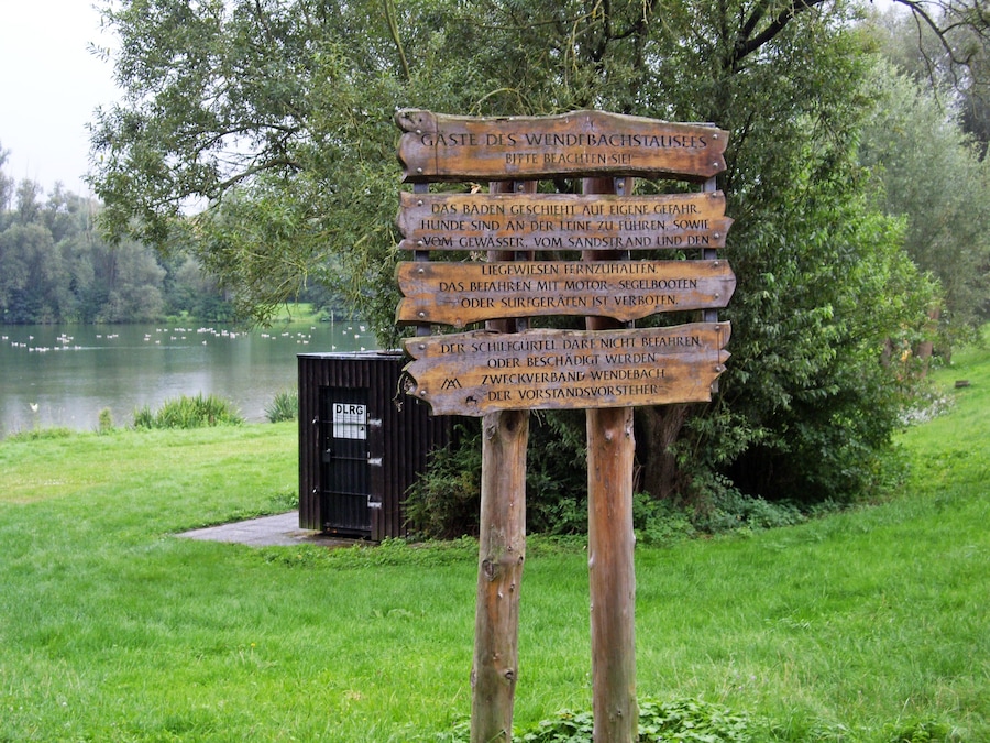 Wendebachstausee bei Göttingen, Beschilderung und DLRG-Materialhäuschen, 23.8.2014. Foto: F. Welter-Schultes