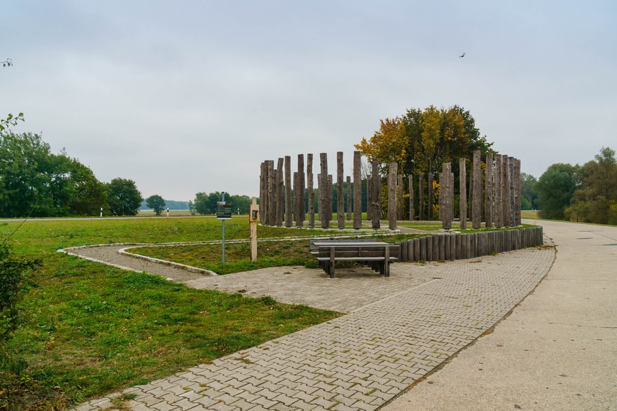 Rekonstruktion eines auf dem Hasenberg entdeckten Pfostenkreis am Fundplatz Pevestorf, an der L 258 bei Pevestorf.