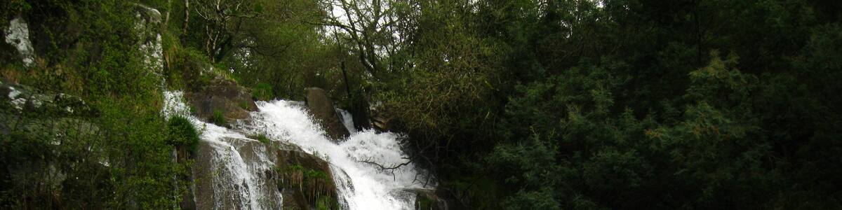 Photo "Waterfall in San Xusto river, in Lousame, Galicia, Spain." by Xosema (Creative Commons Attribution-Share Alike 4.0) / Cropped from original