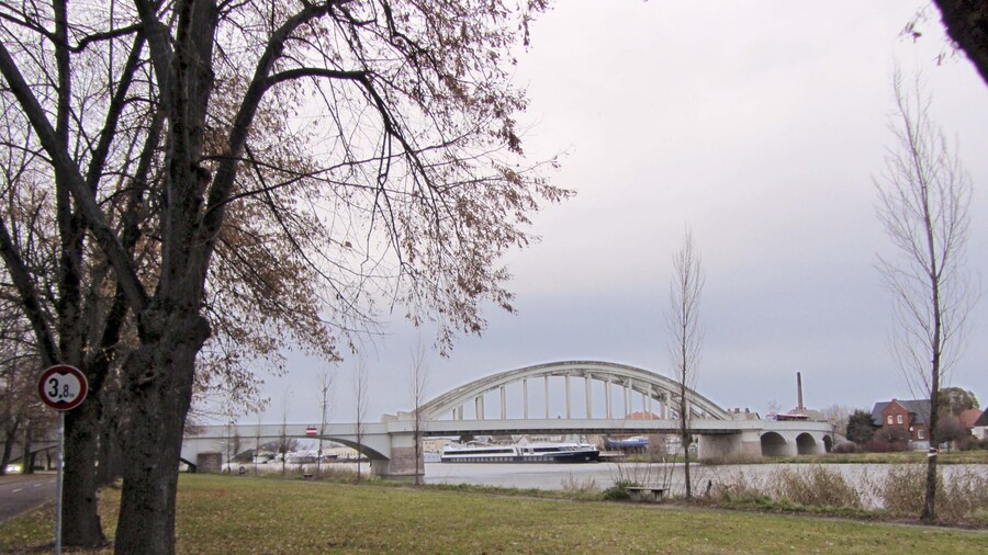 Photo "Saalebrücke Alsleben, zweigelenkige Bogenbrücke Baujahr 1927-28 Blick von der Oberstrom-Seite" by Radler59 (Creative Commons Attribution-Share Alike 3.0) / Cropped from original