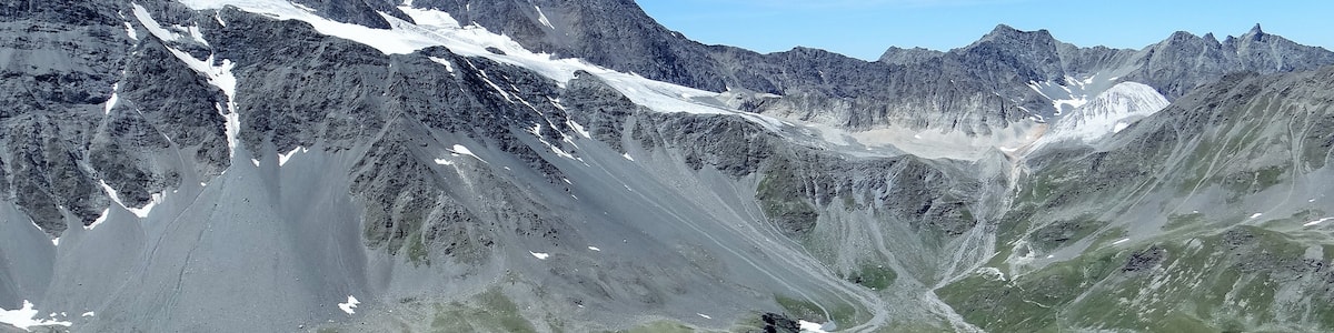 Photo "Glacier de Gébroulaz et lac blanc vu depuis la pointe de l'observatoire" by Ibex73 (Creative Commons Attribution-Share Alike 4.0) / Cropped from original