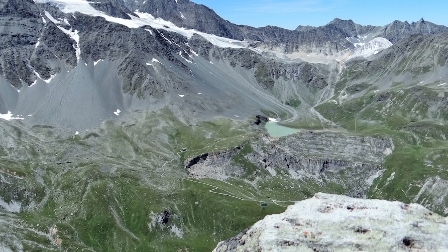 Photo "Glacier de Gébroulaz et lac blanc vu depuis la pointe de l'observatoire" by Ibex73 (Creative Commons Attribution-Share Alike 4.0) / Cropped from original
