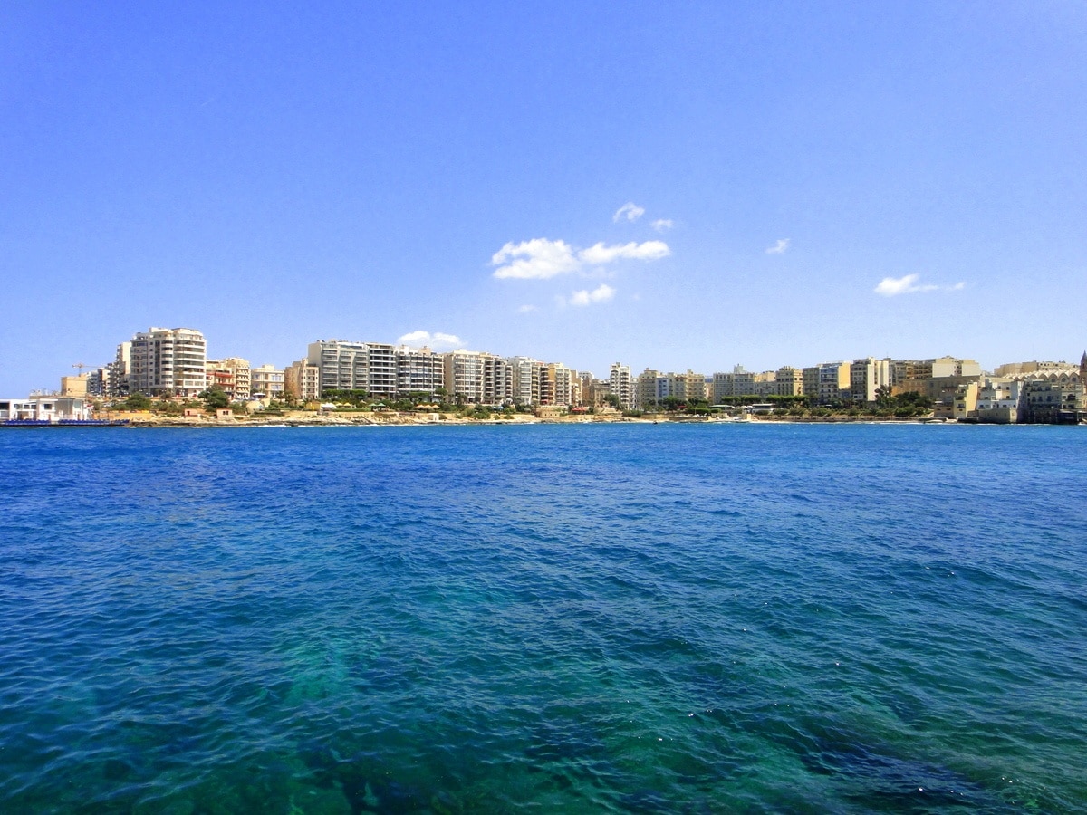 Photo "Spinola Bay" by Ainars Brūvelis (CC BY-SA) / Cropped from original
