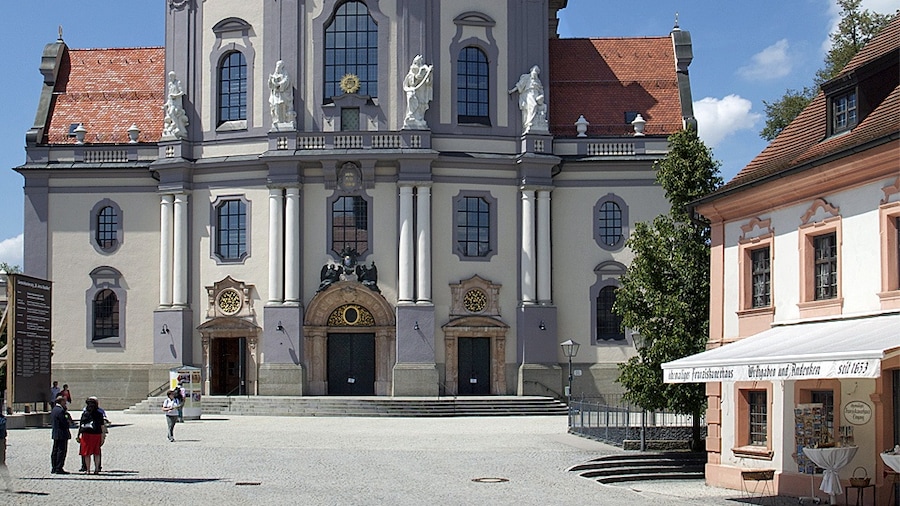 Photo "The St. Anna Basilica in Altötting is the largest church built in the 20th century in Germany (space for about 8,000 visitors). The church was consecrated in 1912." by W. Bulach (page does not exist) (Creative Commons Attribution-Share Alike 4.0) / Cropped from original