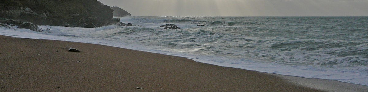 Photo "Gunwalloe Fishing Cove 2" by Tim Green (Creative Commons Attribution 2.0) / Cropped from original