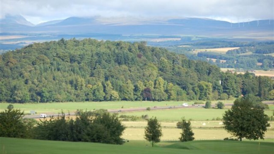 Photo "Craigforth A view from King's Park Golf Course across the M9 Motorway to Craigforth." by Paul McIlroy (Creative Commons Attribution-Share Alike 2.0) / Cropped from original