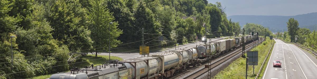 Photo "Aan de rechter zijde van de Rijn komt LTE 193 203 met DGS trein 42956 door Linz Am Rhein. Onderweg naar Rheinhausen" by Rob Dammers (Creative Commons Attribution 2.0) / Cropped from original