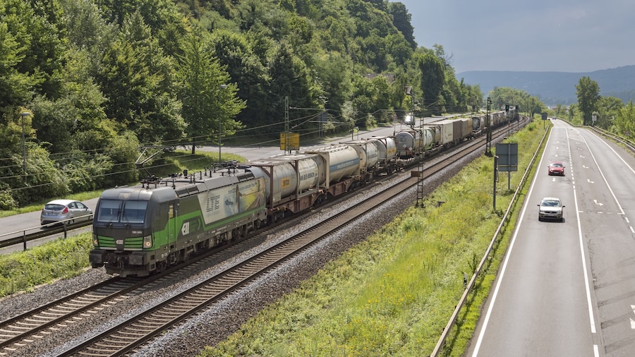 Photo "Aan de rechter zijde van de Rijn komt LTE 193 203 met DGS trein 42956 door Linz Am Rhein. Onderweg naar Rheinhausen" by Rob Dammers (Creative Commons Attribution 2.0) / Cropped from original