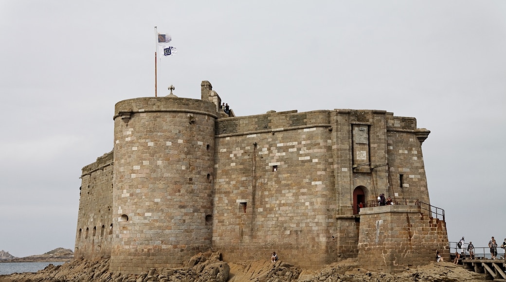"Taureau slott"-foto av Thesupermat (CC BY-SA) / Urklipp från original