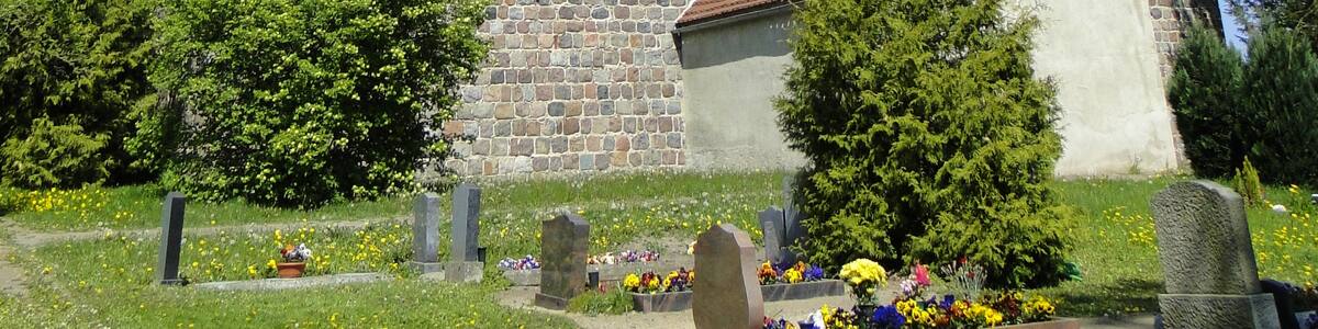 Photo "Church in Helpt, district Mecklenburg-Strelitz, Mecklenburg-Vorpommern, Germany" by Niteshift (Creative Commons Attribution-Share Alike 3.0) / Cropped from original