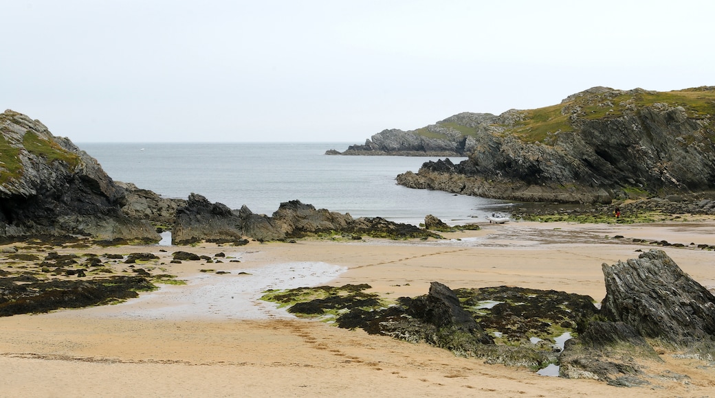 Photo "Porth Dafarch Beach" by Robert Linsdell (CC BY) / Cropped from original