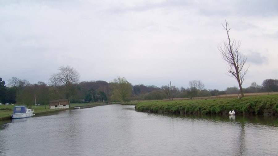 Photo "The River Bure, Coltishall" by Trish Steel (Creative Commons Attribution-Share Alike 2.0) / Cropped from original