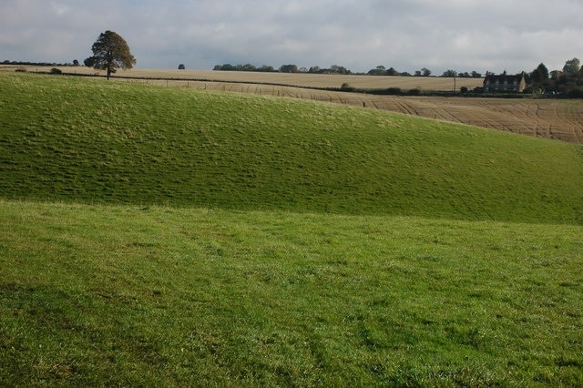 Farmland and Hill Barn Farm Cottages Farmland and Hill Barn Farm Cottages viewed from the Oxfordshire Way.