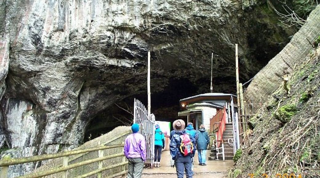 Foto "Peak Cavern" di Fiona Avis (CC BY-SA) / Ritaglio dell’originale