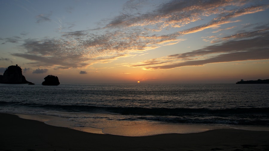 Photo "Tudumari-no-hama ( Tsukigahama Beach ) in Iriomote Island, Taketomi Town, Okinawa Prefecture, Japan." by 663highland (Creative Commons Attribution 2.5) / Cropped from original