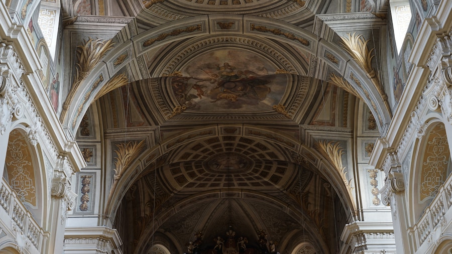 Photo "Walldürn (Germany), Wallfahrtsbasilika St. Georg: View of the ceiling of the main aisle with illusionistic paintings by Giovanni Francesco Marchini." by Aristeas (Creative Commons Attribution-Share Alike 4.0) / Cropped from original