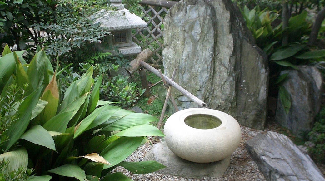 Foto „Japanischer Garten“ von kajikawa (CC BY)/zugeschnittenes Original
