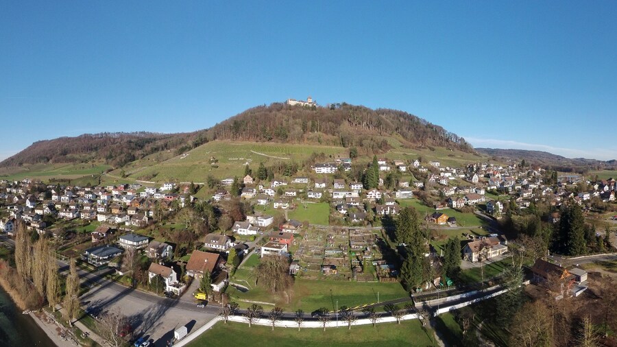 Photo "Switzerland, Canton of Schaffhausen, aerial views of Stein am Rhein" by Simisa (Creative Commons Attribution-Share Alike 3.0) / Cropped from original