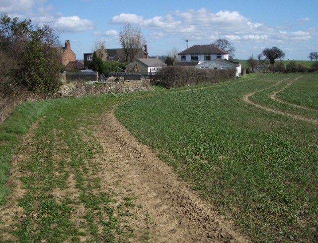 Footpath at Swillington Common Looking east along the field edge to the gate from the lane