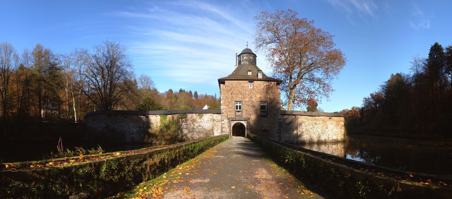 Schloss Crottorf (Panorama aus 10 Einzelfotos, Autostitch-Software, Originalauflösung des Bildes = 34MP)