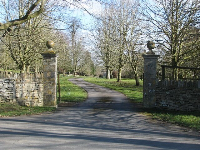 Photo "Long Newnton" by Sarah Charlesworth (CC BY-SA) / Cropped from original