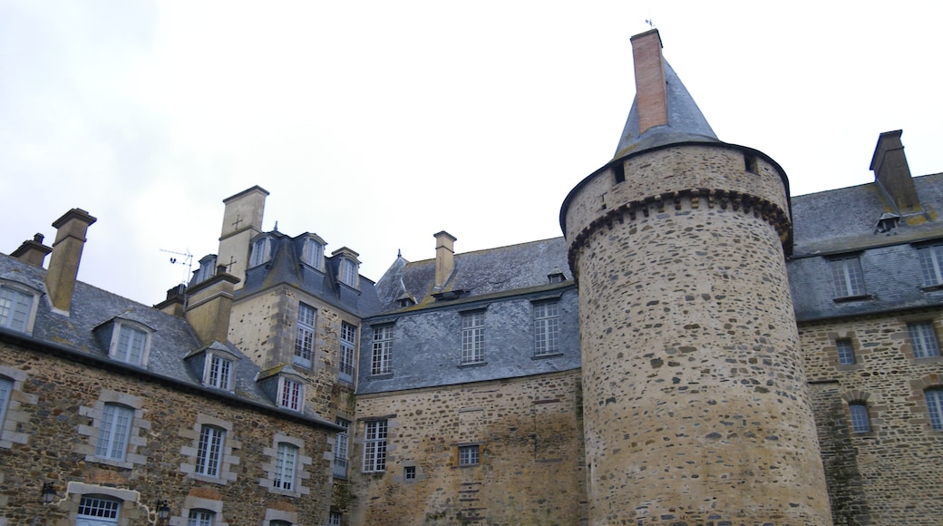 Foto "Châteaugiron" di chisloup (CC BY) / Ritaglio dell’originale