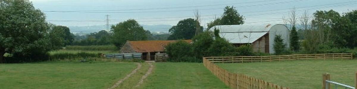 Photo "Farm Buildings. Farm Buildings in SW corner of grid square" by Chris Shaw (Creative Commons Attribution-Share Alike 2.0) / Cropped from original