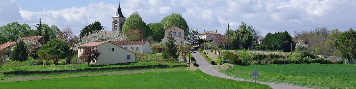 Photo "S.-E. view of the village, from road D 439. Chavenat, Charente, France." by JLPC (Creative Commons Attribution-Share Alike 3.0) / Cropped from original