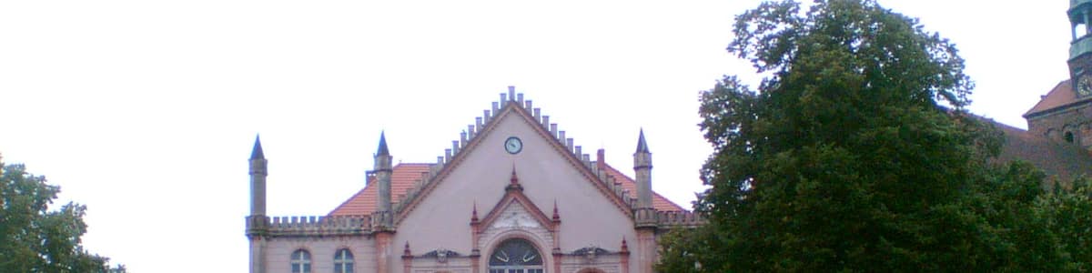 Photo "Urząd Miejski w Ośnie Lubuskim" by geo573 (Creative Commons Attribution 3.0) / Cropped from original