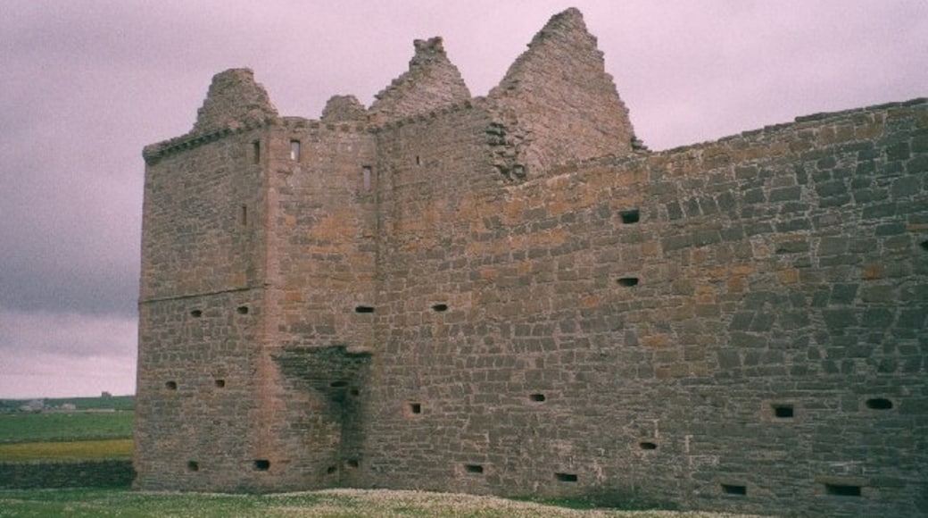 Photo "Noltland Castle" by SA Mathieson (CC BY-SA) / Cropped from original