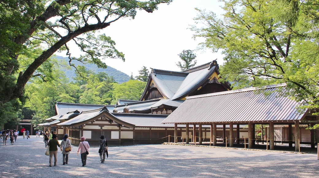 Foto “Gran Santuario de Ise” tomada por Yoshio Kohara (CC BY); recorte de la original