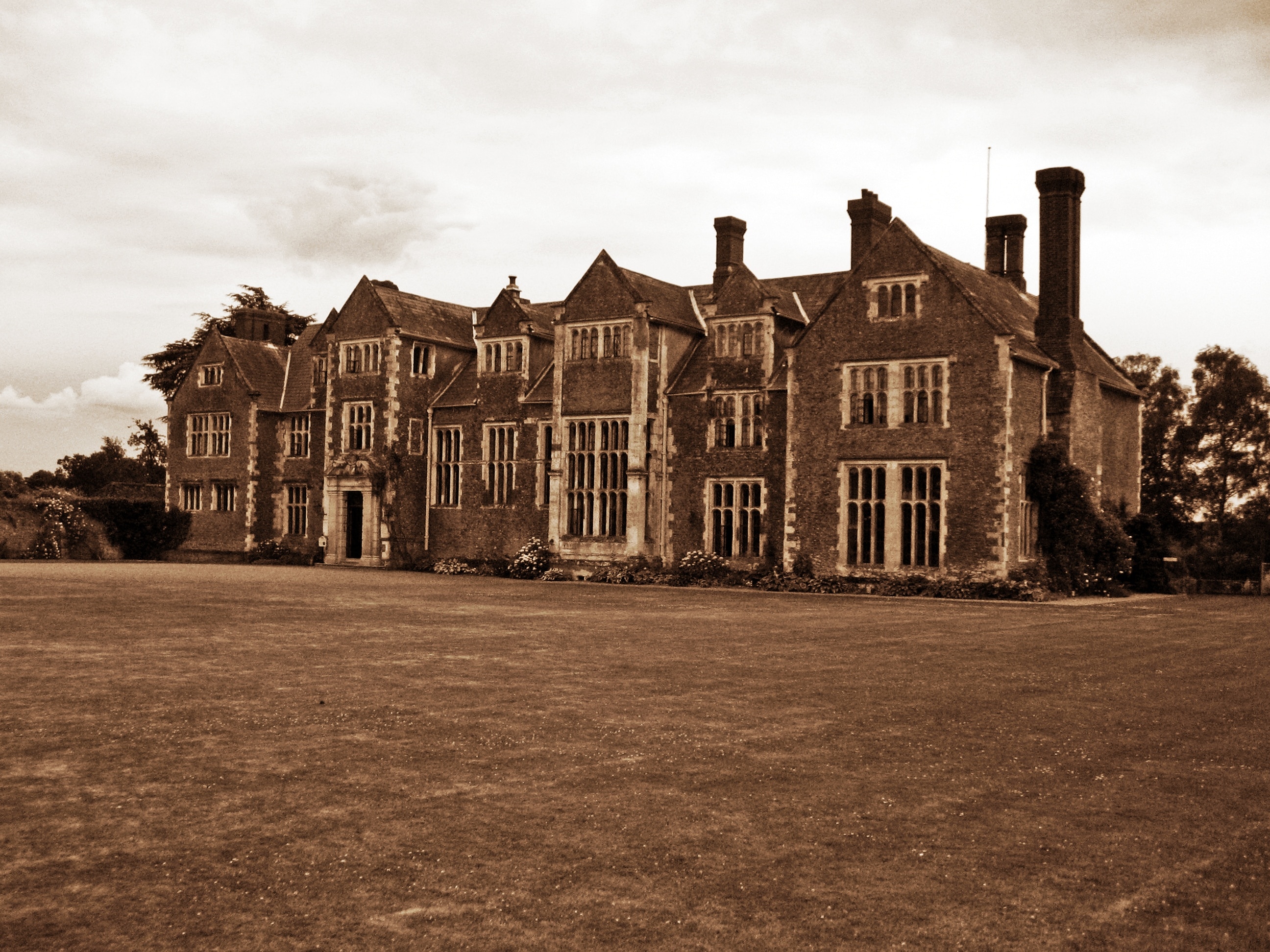 A picture of Loseley House, a manor house in the hamlet of Littleton, near Farncombe.