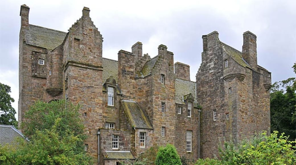 Foto „Kellie Castle“ von Dr Richard Murray (CC BY-SA)/zugeschnittenes Original