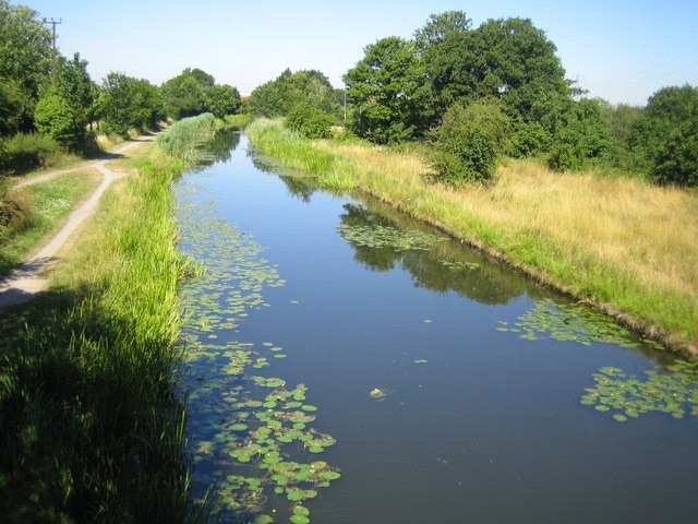 Grand Union Canal (Slough Arm) Viewed looking towards Slough from the Middlegreen Road bridge, this was the last branch of the Grand Union Canal to be opened, as late as 1882, and long after the railway line that parallels it to the south. The canal also represents the boundary between the local government areas of Slough Borough Council (to the left) and South Bucks District Council (to the right).