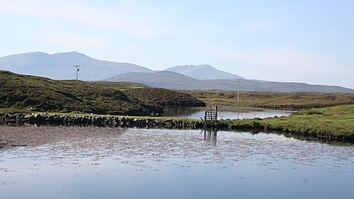 Photo "Lochcarnan" by Anne Burgess (CC BY-SA) / Cropped from original
