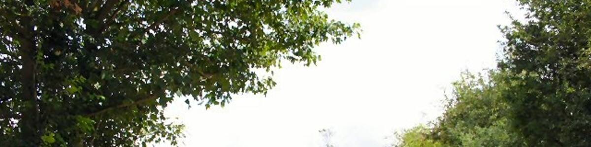 Photo "Wood Lane, Hepworth. A byway leading to a private house." by Bob Jones (Creative Commons Attribution-Share Alike 2.0) / Cropped from original