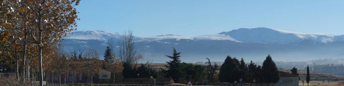 Photo "La bruma sobre Segovia" by Javier Casado Tirado (Creative Commons Attribution-Share Alike 3.0) / Cropped from original