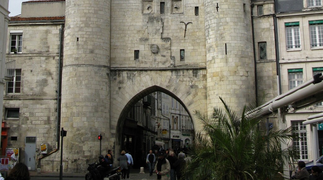 "Porte de la Grosse Horloge"-foto av KIWILY (page does not exist) (CC BY-SA) / Urklipp från original