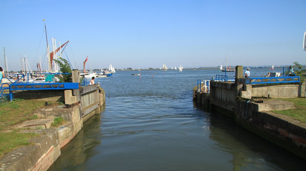 Kuva ”Heybridge Basin” käyttäjältä Ronnie Macdonald (CC BY) / rajattu alkuperäisestä kuvasta