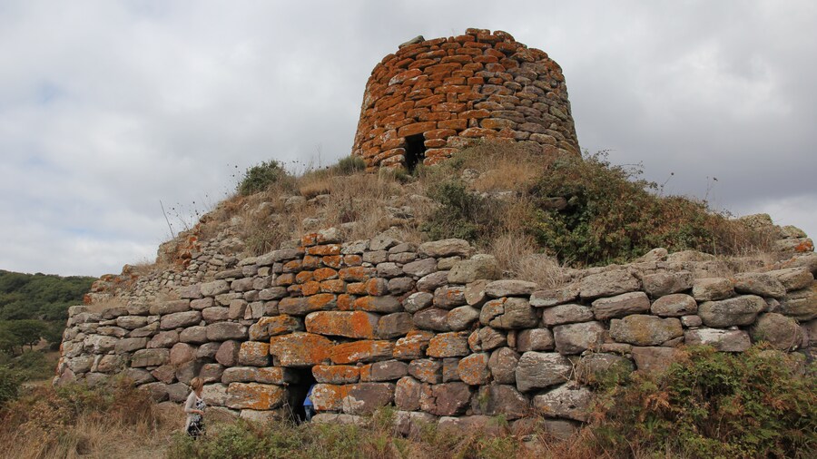 Photo "Nuraghe Orolo" by Discanto (Creative Commons Attribution-Share Alike 3.0) / Cropped from original