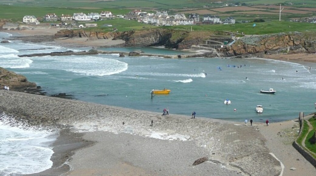 Photo "Breakwater Beach" by Humphrey Bolton (CC BY-SA) / Cropped from original