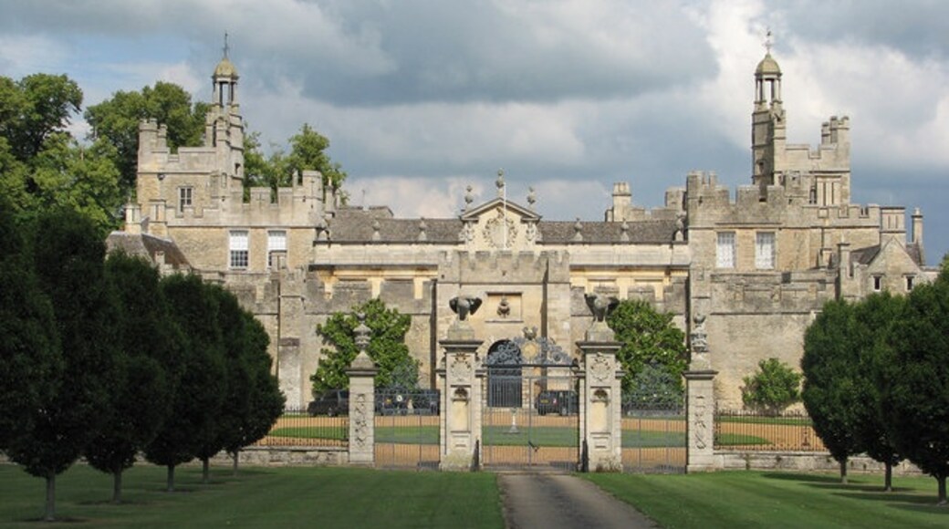 Foto “Lowick” tomada por John Sutton (CC BY-SA); recorte de la original