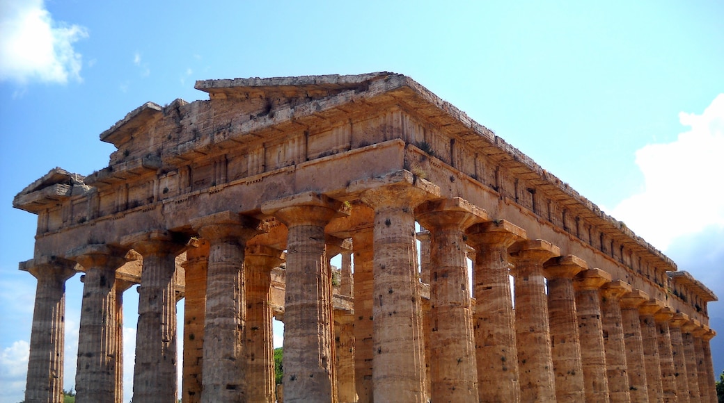 Kuva ”Tempio di Nettuno” käyttäjältä Ophelia12342001 (page does not exist) (CC BY-SA) / rajattu alkuperäisestä kuvasta