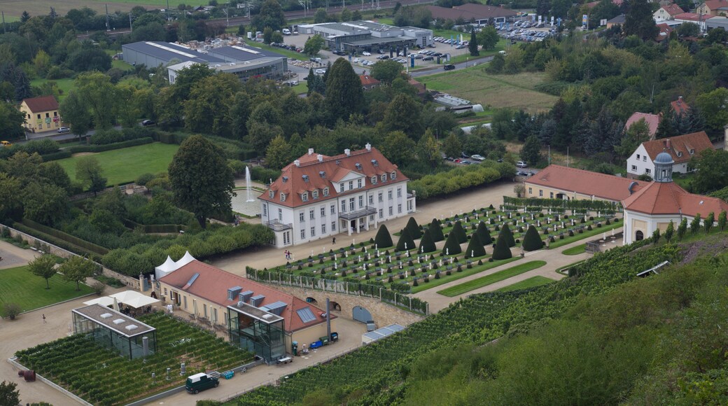 Foto „Schloss Wackerbarth“ von Stromer7 (page does not exist) (CC BY-SA)/zugeschnittenes Original