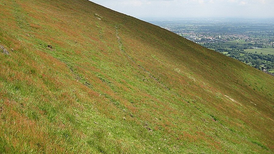 Photo "A wedge of Worcestershire hillside Not quite a forty five degree angle but a sharp drop down Pinnacle Hill to the flat plain below." by Pauline Eccles (Creative Commons Attribution-Share Alike 2.0) / Cropped from original