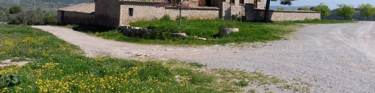 Photo "Mas Jaumandreu (Fonollosa)" by Isidre blanc (Creative Commons Attribution-Share Alike 4.0) / Cropped from original