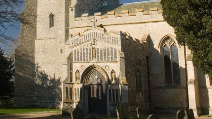 Photo "Church of St Peter & St Paul in Bardwell, Suffolk, England. A Grade I listed medieval church." by Charles Greenhough (Creative Commons Attribution-Share Alike 2.0) / Cropped from original